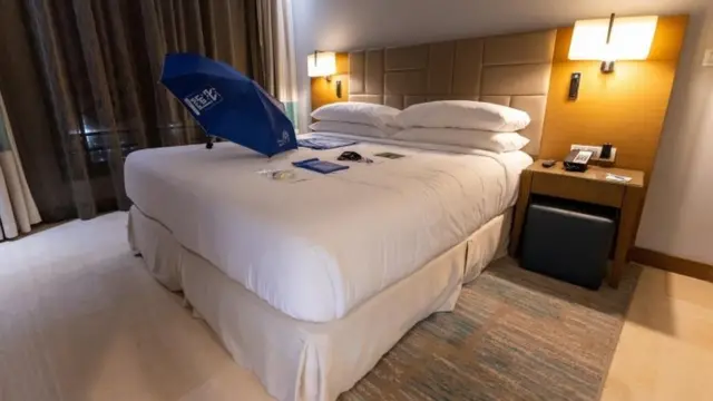 Calon jemaah haji tiba di hotel di Mekah untuk karantina.