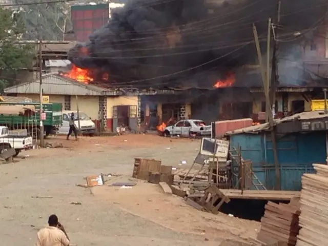 Des témoins affirment que six civils, dont un étudiant de l'université, et quatre policiers étaient tués durant les manifestations