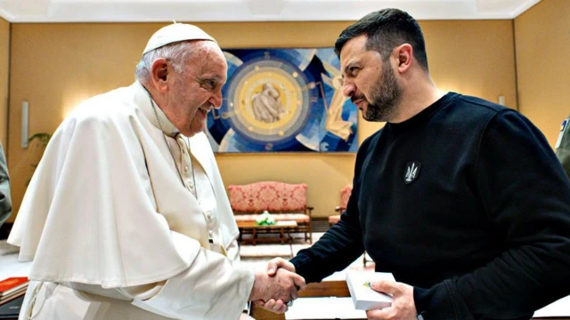 Giáo hoàng Francis gặp Tổng thống Ukraine Volodymyr Zelensky vào năm 2023