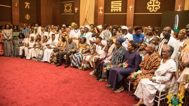 Ghana Prez Nan-Akufo Addo with some of di new citizens