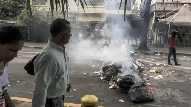 Algunas calles del país amanecieron con barricadas.