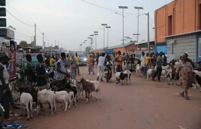 Vue d'un marché aux bestiaux à Ouagadougou, au Burkina Faso, le 8 juillet 2022, à l'approche de l'Aïd al-Adha.