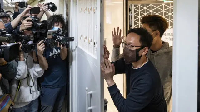 香港观塘《立场新闻》办公室外《立场》职员向采访媒体同业致意（29/12/2021）