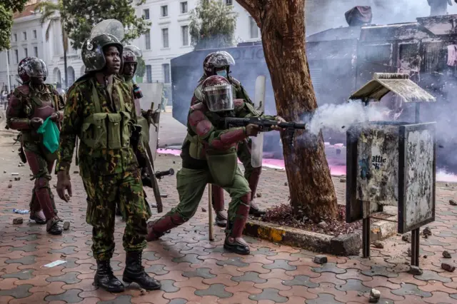 Militares kenianos lanzan gases contra manfiestantes