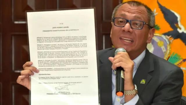 Jorge Glas mostrando el decreto.