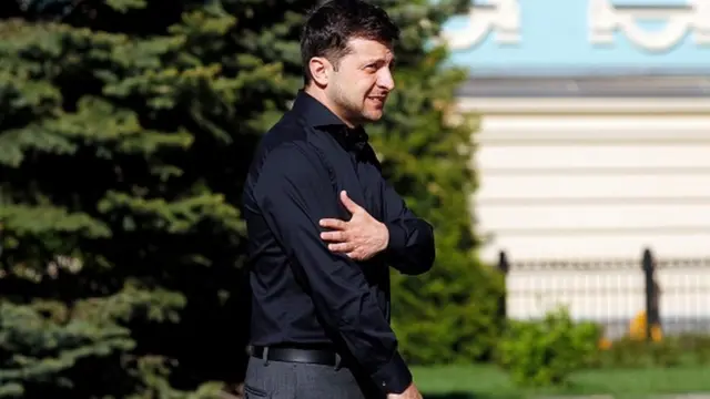 Володимир Зеленський біля будівлі Верховної Ради