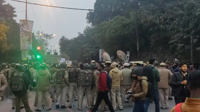 ஒரு பக்கம் ஜெய் ஸ்ரீராம், மற்றொரு பக்கம் இன்குலாப் ஜிந்தாபாத் - JNU #GroundReport
