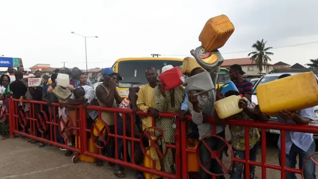 Awon eniyan ti o fe ra epo lori ila ti won to si