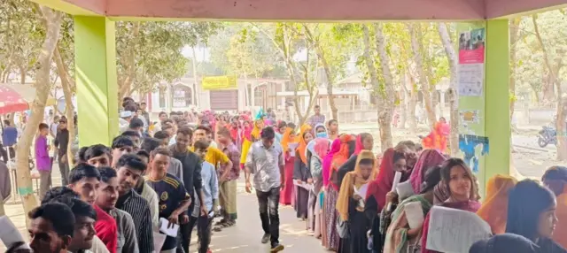 ভোটার হতে নিবন্ধন কেন্দ্রে ভিড়