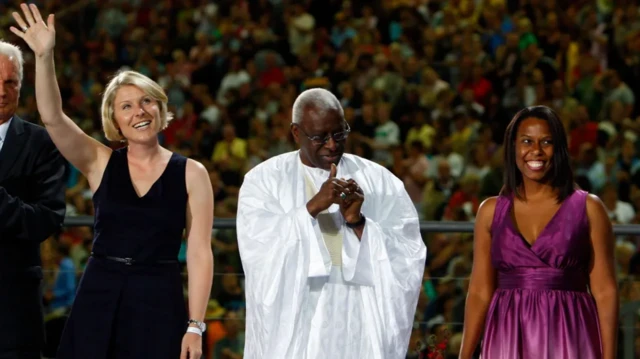 Julia Kellner-Long (esq.) e Marlene Dortch (dir.) – netas de Luz Long e Jesse Owens, respectivamente – apresentam as medalhas do salto em distância no Campeonato Mundial de Atletismo de 2009, em Berlim