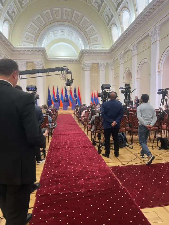 Красная ковровая дорожка в зале заседаний