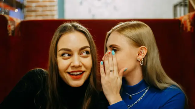 Жінки пліткують