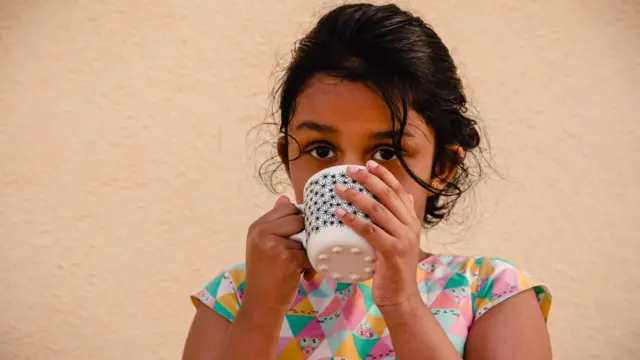 కాఫీ తాగుతున్న అమ్మాయి