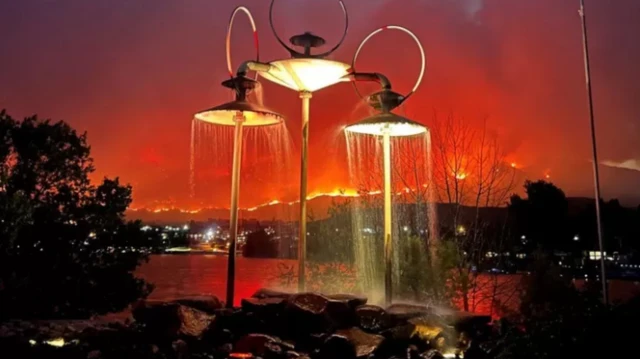 صورة لسقوط المطر أثناء الحريق