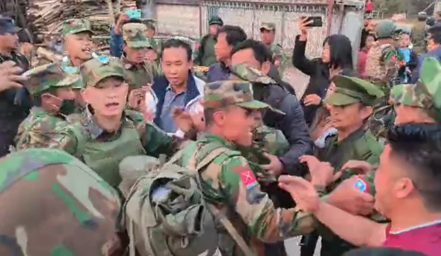 TNLA တပ်ဖွဲ့ဝင်တွေက KIA တပ်ဖွဲ့ဝင်တွေကို ဆက်ဆံရေးရုံးကနေ ထွက်ခွာဖို့ ပြောဆိုရင်း အချင်းပွားခဲ့ပါတယ်