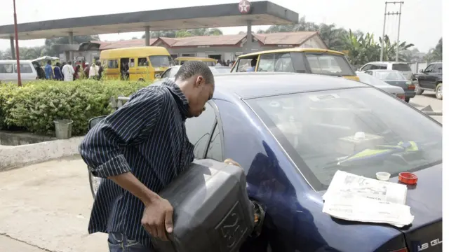 Arakunrin kan n da epo si inu ọkọ rẹ