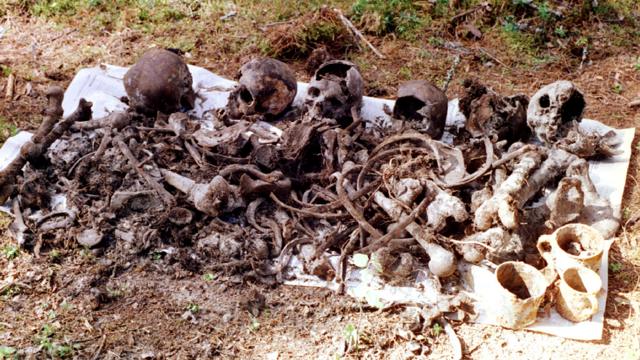 Останки растрелянных в Сандармохе, найденные летом 1997 года