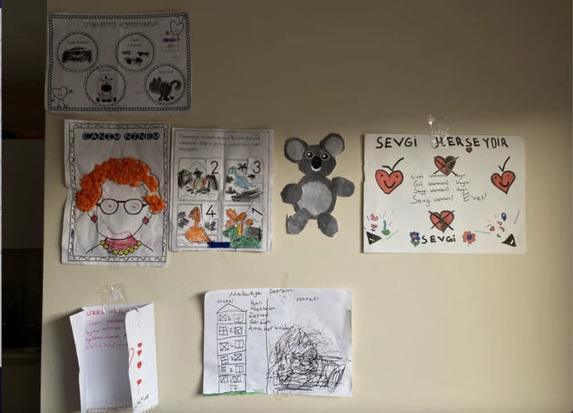 Birsen, duvarlara çocuklarının resmini asarak burayı yuva yapmaya çalıştığını söylüyor. 