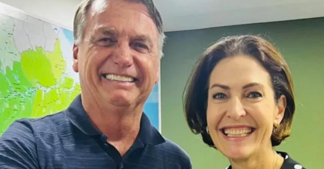 Jair Bolsonaro posa à esquerda ao lado da candidata Cristina Graeml, ambos sorrindo diantebonus bet365 como funcionaum fundo verde