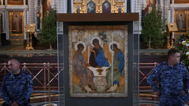 «Троица» Рублева в Храме Христа Спасителя, с охранниками слева и справа от нее