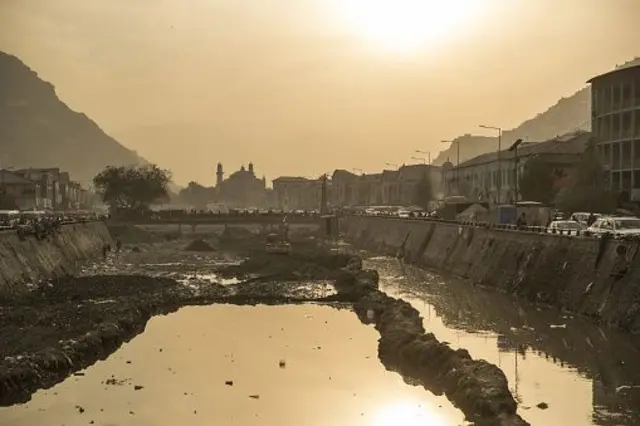 تصویر کې د کابل سیند ککړتیا مالومیږي.