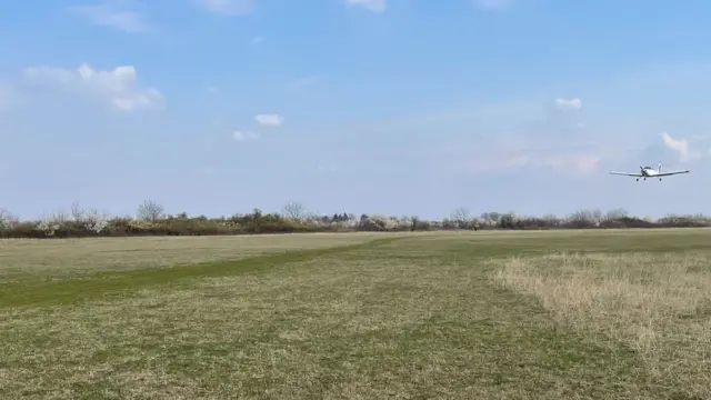 Avion sleće na pistu u Pančevu