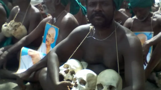 டெல்லியில் போராட்டம் நடத்திய தமிழக விவசாயிகள்