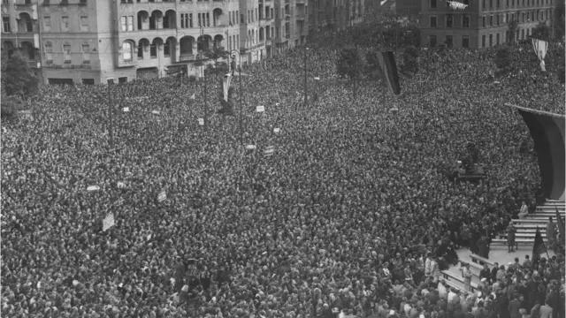 Блокадага алынган учурдагы Берлиндин америкалыктар көзөмөлдөгөн тилкесинде өткөн митингге жарым миллион киши катышкан.