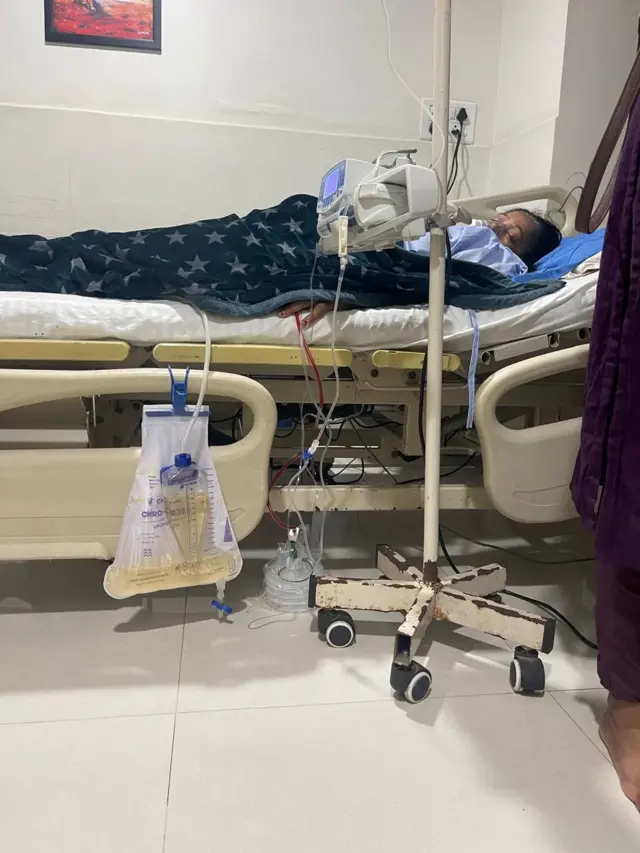 હૉસ્પિટલમાં સારવાર લઈ રહેલાં મધુબહેન, અમદાવાદ, ટાઇફૉઇડ, ગુજરાત, બીબીસી ગુજરાતી