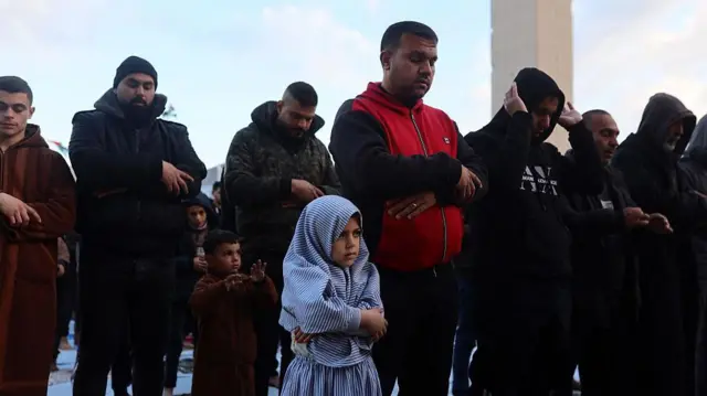 காஸா நகரில் தொழுகை நடத்தும் பாலத்தீன முஸ்லிம்கள் 