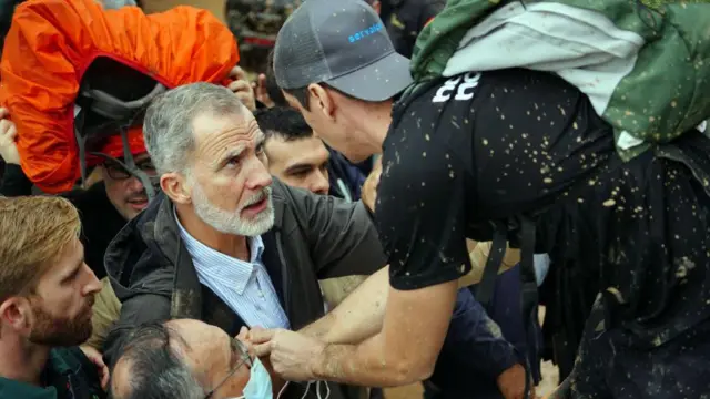 Ọba Felipe n ba ẹnikan sọrọ