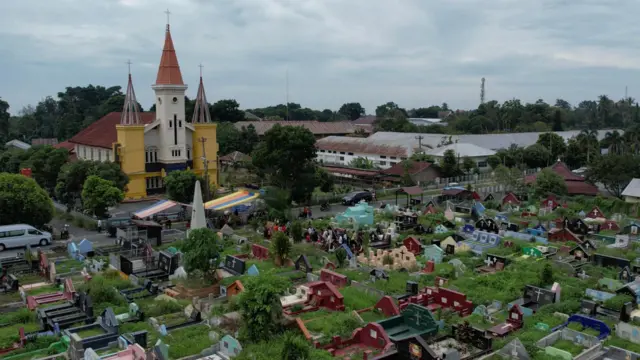 Gereja di samping lokasi mangongkal holi.