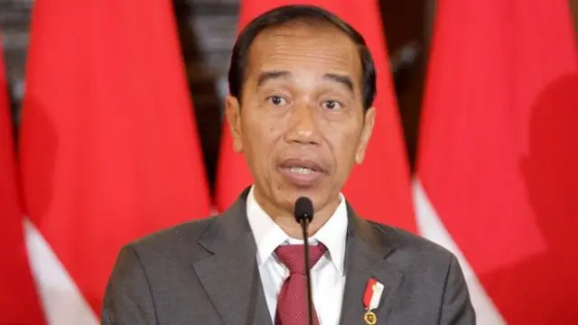 Presiden Joko Widodo memberikan keterangan pers di VVIP Bandara Internasional Juanda Surabaya di Sidoarjo, Jawa Timur, Jumat (10/11/2023) malam. 