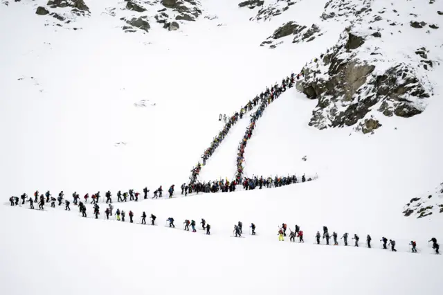 شرکت‌کنندگان از دامنه کوه بالا می‌روند