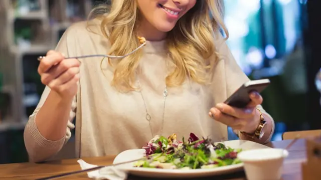 حواس‌پرتی باعث می‌شود که ما غذا را خوب نجویم و این کار در هضم غذا خلل ایجاد می‌کند