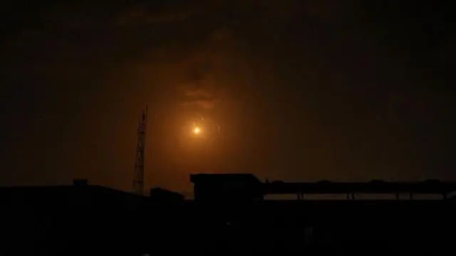 Makombora angani ya Jiji la Gaza baada ya shambulio la Iran, Aprili 14, 2024.