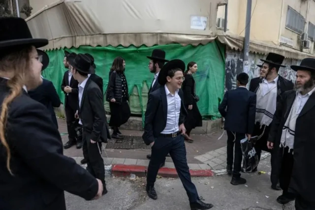 Des Haredim dans une rue en Israël