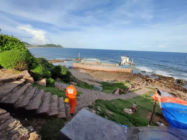 విశాఖ తీరంలో బంగ్లాదేశ్ నౌక