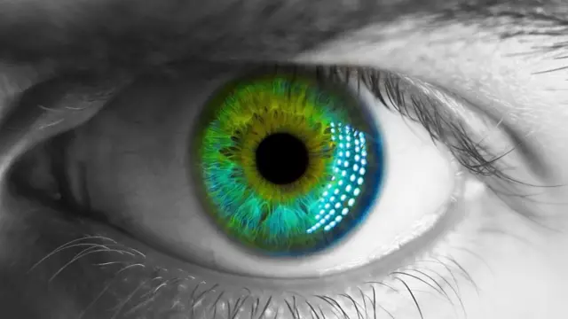 Ojo con reflexión de luces