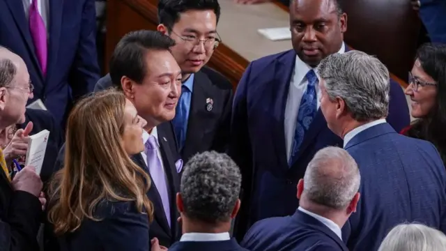 연설 후 미 의원들과 인사하는 윤석열 한국 대통령
