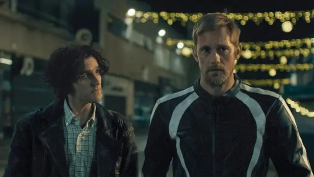 Extrait d'un film avec deux acteurs à l'écran