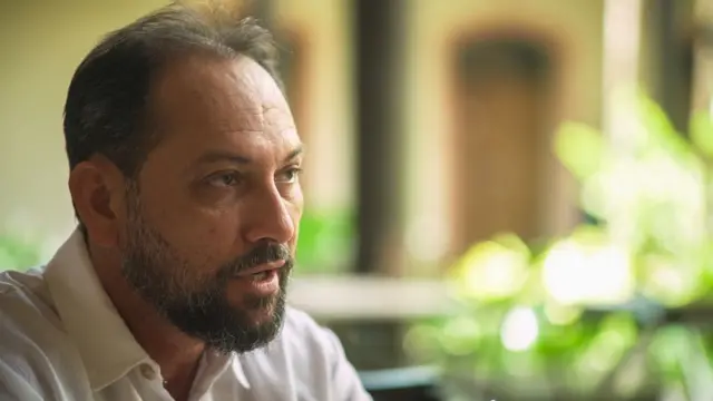 Chef saulo jennings dando entrevista