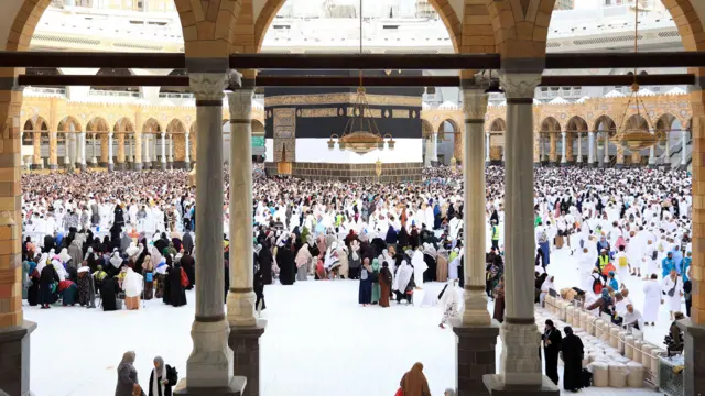 Les musulmans accomplissent le Tawaf autour de la Kaaba, le lieu le plus sacré de l'islam, à la mosquée al-Haram.