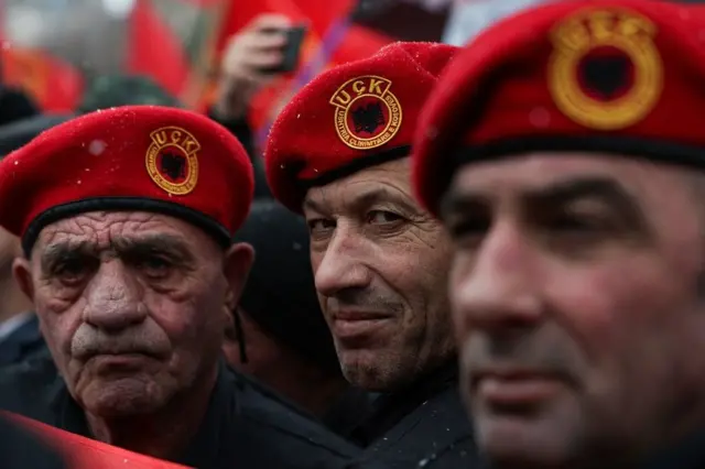 Demonstranti prisustvuju protestu u znak podrške bivšem predsedniku Kosova Hašimu Tačiju i drugim bivšim pripadnicima Oslobodilačke vojske Kosova (OVK), kojima se sud u Holandiji sudi za ratne zločine