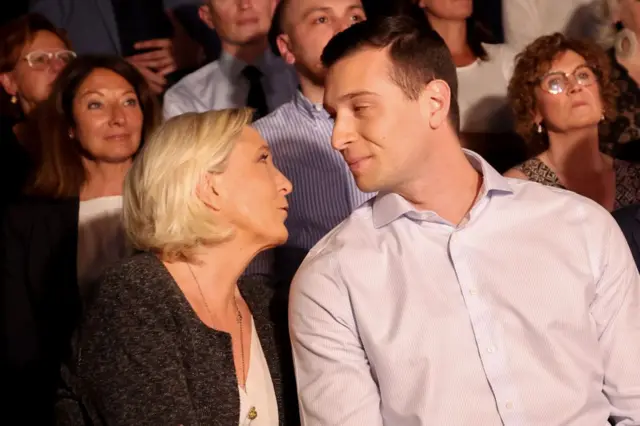Bà Marine Le Pen và ông Jordan Bardella - lãnh đạo Đảng NR