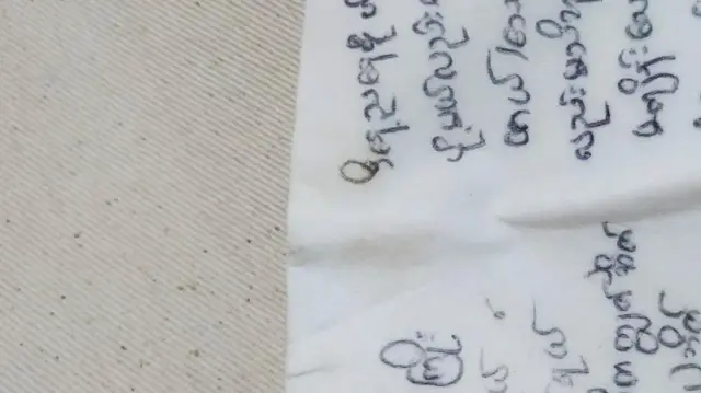  တစ်ရှူးပေါ်မှာ ရေးထားတဲ့ အချုပ်လမ်းကြောင်းက ပို့လိုက်တဲ့ စာလေးတစ်စောင်