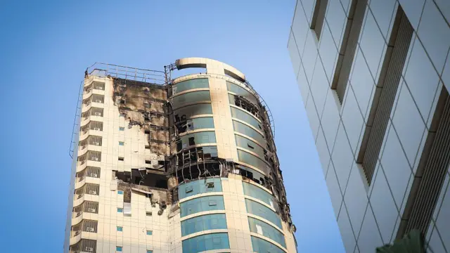 Вид разрушений на верхних этажах после того, как беспилотник-камикадзе поразил несколько зданий в Манаме, Бахрейн, 1 марта 2026 года.