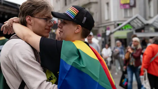 dva muškarca se grle, prajd, lgbt ljudi