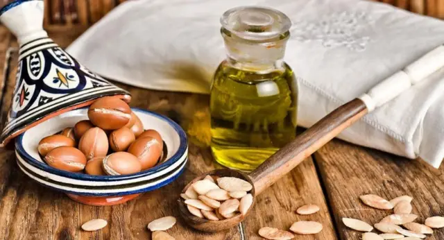 L'huile d'argan ou l'huile d'argane est une huile végétale produite à partir des fruits de l'arganier. 