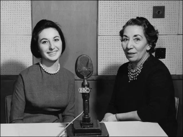 Londra'da koreografi eğitimi almakta olan balerin Suna Eden (Şenel), Mübeccel Argun'a mülakat veriyor. Eden Londra'ya 1962 yılında Türk balesinin kurucusu Ninette de Valois'nın çağrısı ile gelmişti. (18/12/1962)